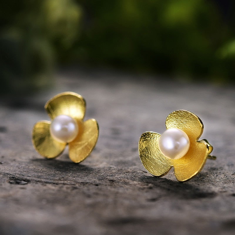 Fine Flower Earrings for Women with silver and gold plated with high quality pearl.