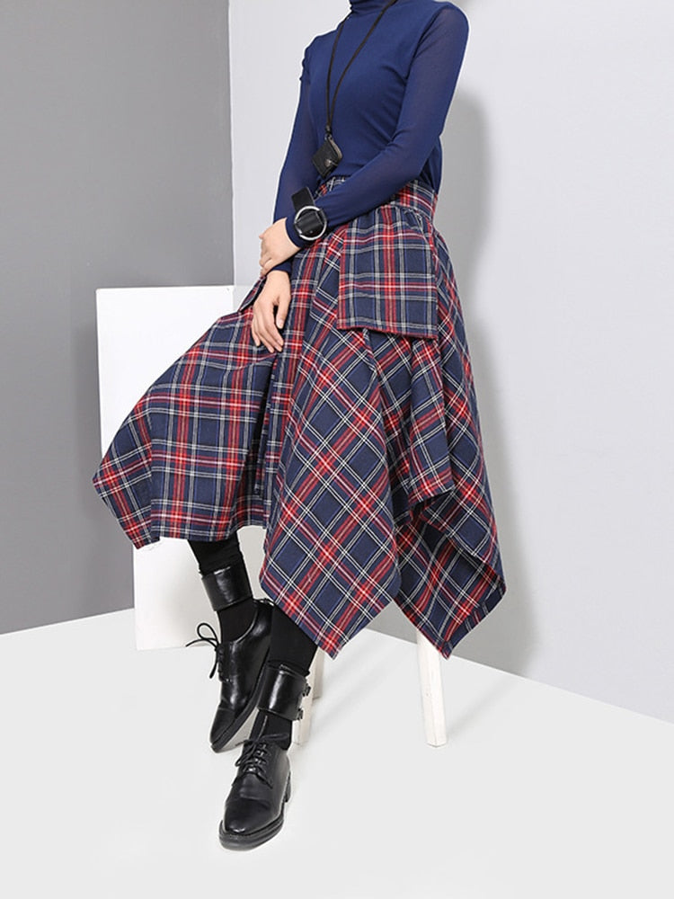 Women's mid-length skirt, with a distinctive cut with triangle layers, and a check print.